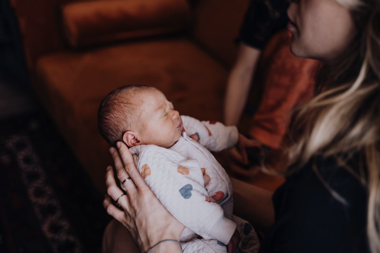 Mama trzyma niemowlę na rękach i rozmawia z drugą mamą - clue Mini Wioski